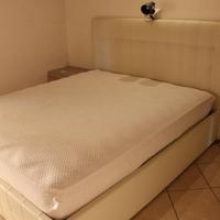 Letto matrimoniale con due comodini