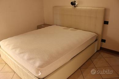 Letto matrimoniale con due comodini