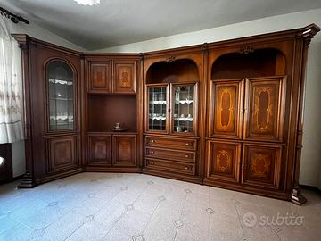 Sala da pranzo con tavolo e 6 sedie