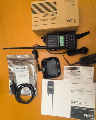 Ricetrasmettitore portatile bibanda  Icom IC-70E 