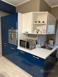 cucina moderna bianco e ottanio lucido