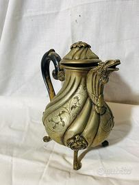 Antica teiera cinese con drago in bronzo