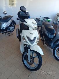 Suzuki UX Sixteen 125 .