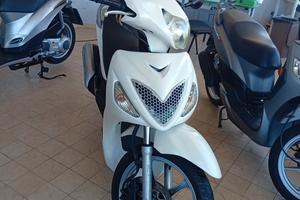 Suzuki UX Sixteen 125 .