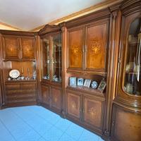 Mobili in radica e lampadari