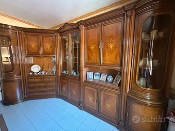 Mobili in radica e lampadari