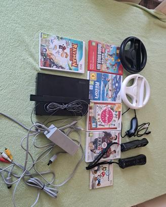 wii +6 giochi 2 joystick e due volanti+ 1 Nunchuk