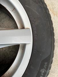 Nissan ,n°4cerchi con gomme da neve.