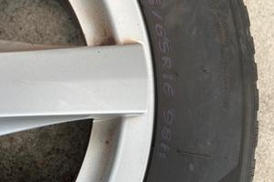 Nissan ,n°4cerchi con gomme da neve.