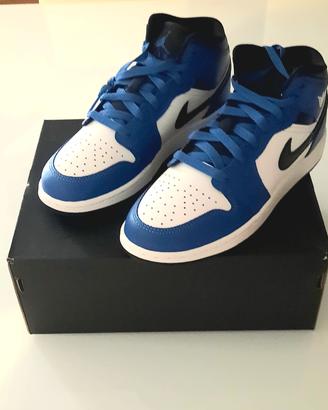 Scarpe Nike "Air Jordan 1 Mid blu e bianche