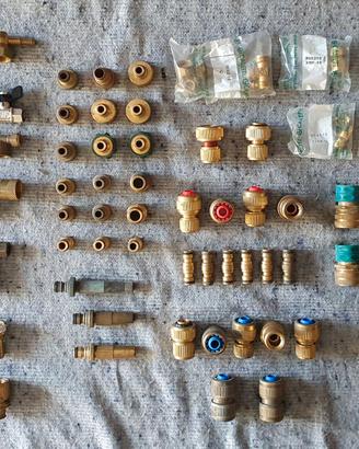 Raccordi innesti valvole accessori vari in ottone