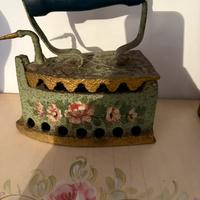 Ferro da stiro in ghisa, dipinto a mano