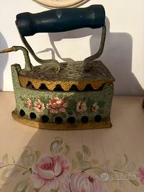 Ferro da stiro in ghisa, dipinto a mano