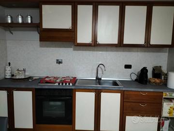 cucina a parete in ciliegio con ante chiare