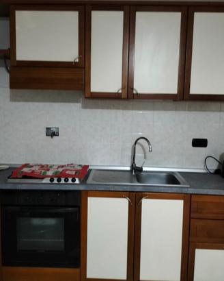 cucina a parete in ciliegio con ante chiare
