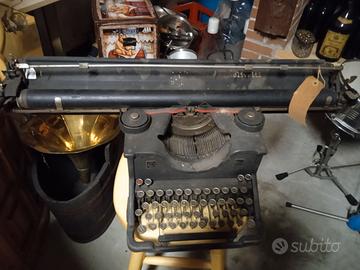 Macchina da scrivere d'epoca Olivetti M40