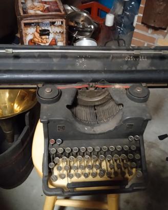 Macchina da scrivere d'epoca Olivetti M40