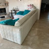 Tavola con sedie piu divano in pelle