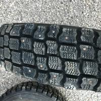 Gomme da neve chiodate complete di cerchio