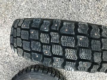 Gomme da neve chiodate complete di cerchio