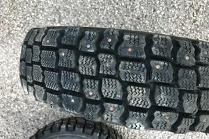 Gomme da neve chiodate complete di cerchio