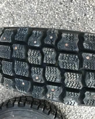 Gomme da neve chiodate complete di cerchio