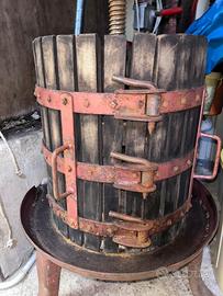 Attrezzatura per vino: torchio, pigiatrice e altro