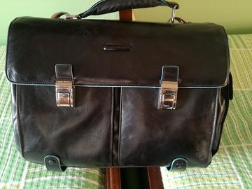 Valigetta PIQUADRO in pelle  con due soffietti 