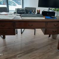 Elegante Scrivania in Legno Scuro Stile Vittoriano