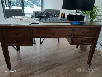 Elegante Scrivania in Legno Scuro Stile Vittoriano