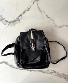 Zaino nero in similpelle con dettaglio a righe