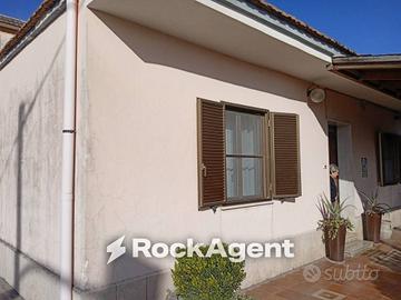 Villa di 260 m² con più di 5 locali a Latina