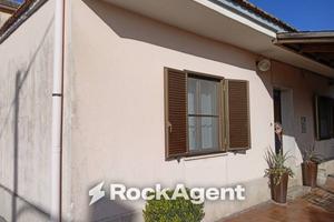 Villa di 260 m² con più di 5 locali a Latina