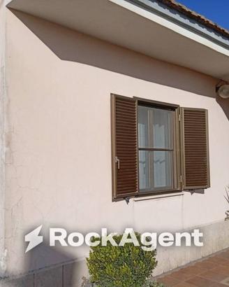 Villa di 260 m² con più di 5 locali a Latina