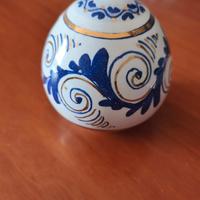Ovetto in ceramica di Faenza dipinto a mano