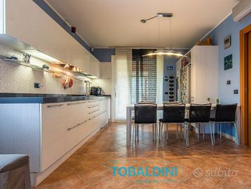 Cucina Euromobil - tavolo - sedie - elettrodomesti