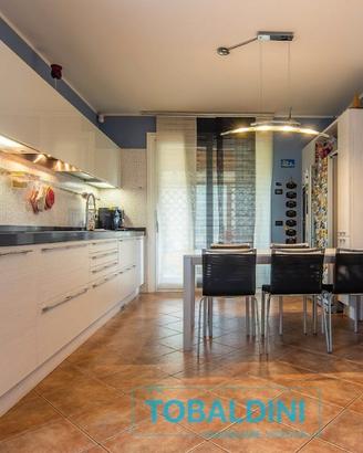 Cucina Euromobil - tavolo - sedie - elettrodomesti
