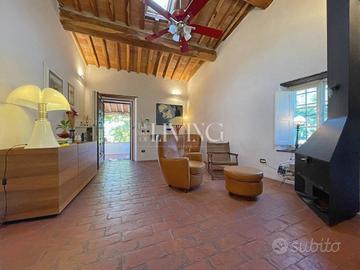 Rustico / Casale di 426 m² con più di 5 locali e b
