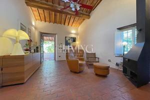 Rustico / Casale di 426 m² con più di 5 locali e b