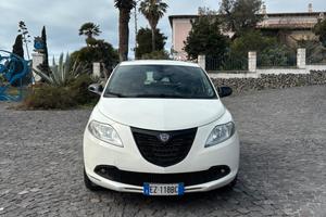 lancia ypsilon 1.2 benzina anno 2015 