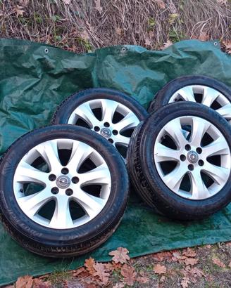 4 gomme estive con cerchi