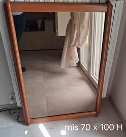 specchio con cornice in legno