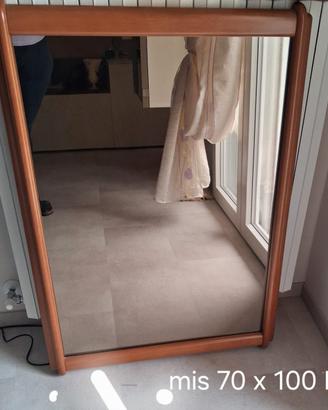 specchio con cornice in legno