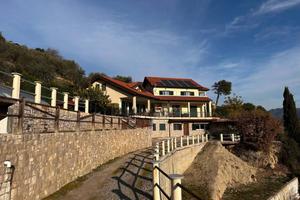 Villa di 435 m² con più di 5 locali e box auto dop