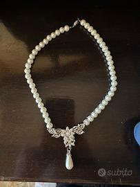 collana di perle con un pendente decorativo.