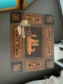 Tavolino antico in legno intarsiato con carillon