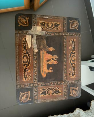 Tavolino antico in legno intarsiato con carillon