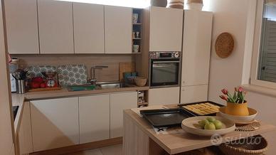 Cucina completa di elettrodomestici