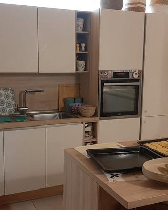 Cucina completa di elettrodomestici