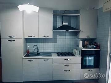Cucina bianca lucida